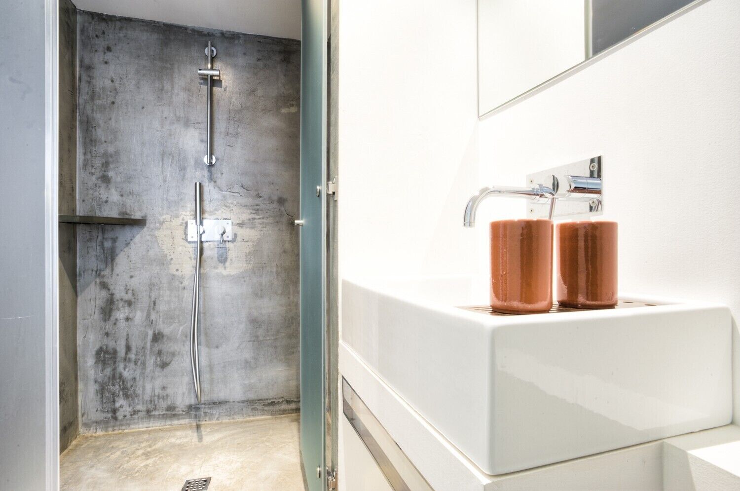 Een douche, een haardroger, handdoeken