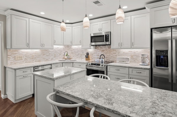 Frigorífic, microones, forn i placa de cuina 