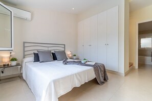 4 bedrooms, iron/ironing board, WiFi