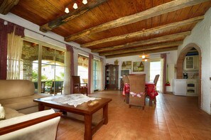 Una televisión, una chimenea