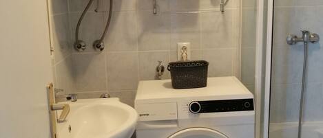 Shower, hair dryer, towels