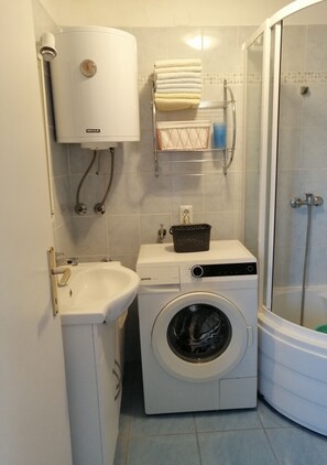 Shower, hair dryer, towels