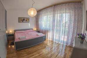 2 室のベッドルーム、WiFi (無料)、ベッドシーツ、車椅子でアクセスできる設備