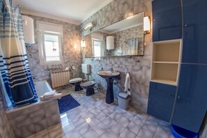 Baignoire, séchoir à cheveux, serviettes fournies