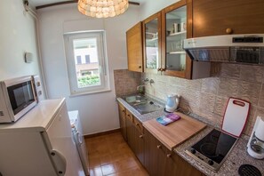 Réfrigérateur, micro-ondes, plaque de cuisson, lave-vaisselle