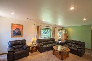 LED-Fernseher, Kamin, Netflix, Tischfußball