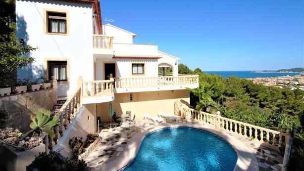 A two-story house with a swimming pool, a balcony, and a view of the sea. - Impala - Javea, Costa Blanca (Javea)