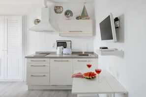 Kühlschrank, Mikrowelle, Wasserkocher mit Kaffee-/Teezubehör