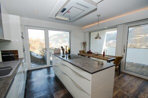 Kühlschrank, Mikrowelle, Ofen, Geschirrspüler