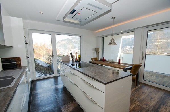 Kühlschrank, Mikrowelle, Ofen, Geschirrspüler