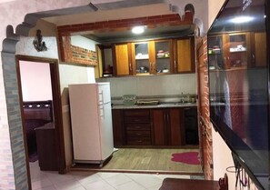 Kühlschrank, Herdplatte, Kochgeschirr/Geschirr/Besteck