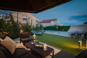 Outdoor dining - Apartment in Vodice with Seaview, Terrace, Air condition, WIFI (94-2) (Vodice)