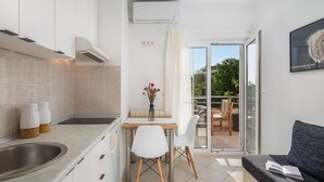 Une cuisine moderne avec un coin repas, un canapé et une vue sur l’extérieur.