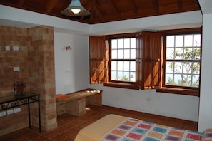 3 bedrooms, internet, bed sheets