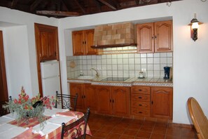 Kylskåp, ugn, kaffe- och tebryggare och grytor/köksredskap