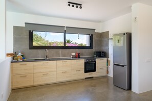 Een koelkast, een magnetron, een oven, een vaatwasser