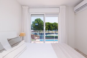 2 quartos, ferros/tábuas de passar roupa, roupa de cama