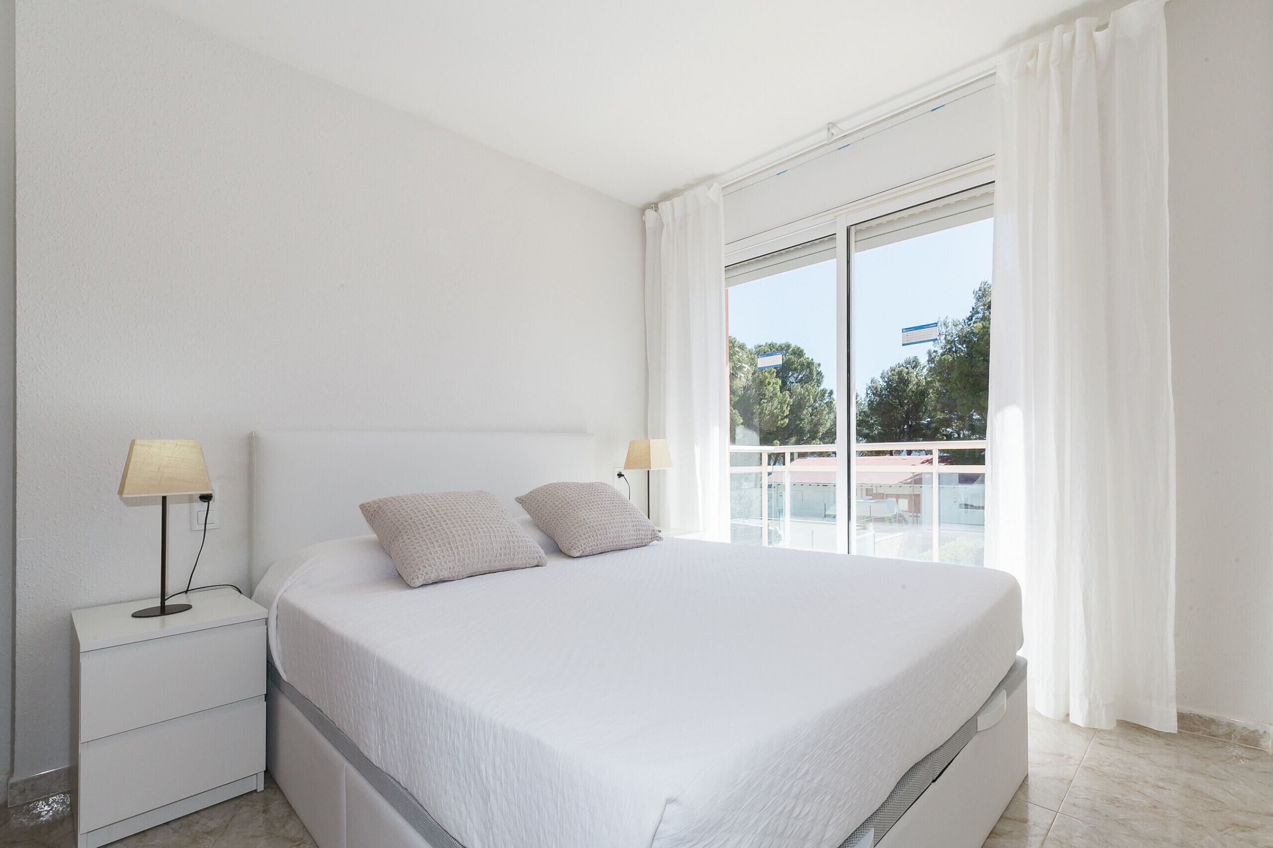 2 dormitorios, tabla de planchar con plancha, ropa de cama