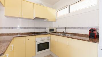 Een koelkast, een magnetron, een oven, een koffiezetapparaat/waterkoker