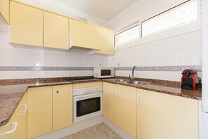 Een koelkast, een magnetron, een oven, een koffiezetapparaat/waterkoker