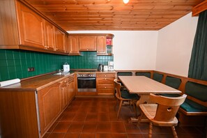 Kühlschrank, Mikrowelle, Ofen, Wasserkocher mit Kaffee-/Teezubehör