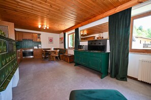 Kühlschrank, Mikrowelle, Ofen, Wasserkocher mit Kaffee-/Teezubehör