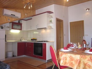 Fridge, oven, stovetop, coffee/tea maker