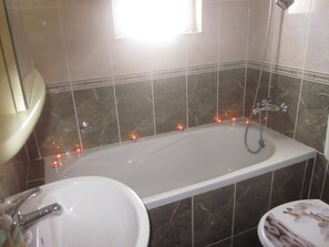 A bathroom with a bathtub, a sink, and a toilet. - Apartment in Hvar town with Seaview, Terrace, Air condition, WIFI (3666-4) (Hvar)