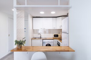Fridge, microwave, oven, coffee/tea maker - AirCon Apartment with Pool · Beach 100m · Parking · RUISEÑORES (Salou)
