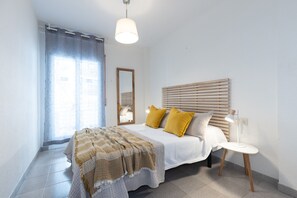 1 bedroom, iron/ironing board, free WiFi, bed sheets - AirCon Apartment with Pool · Beach 100m · Parking · RUISEÑORES (Salou)