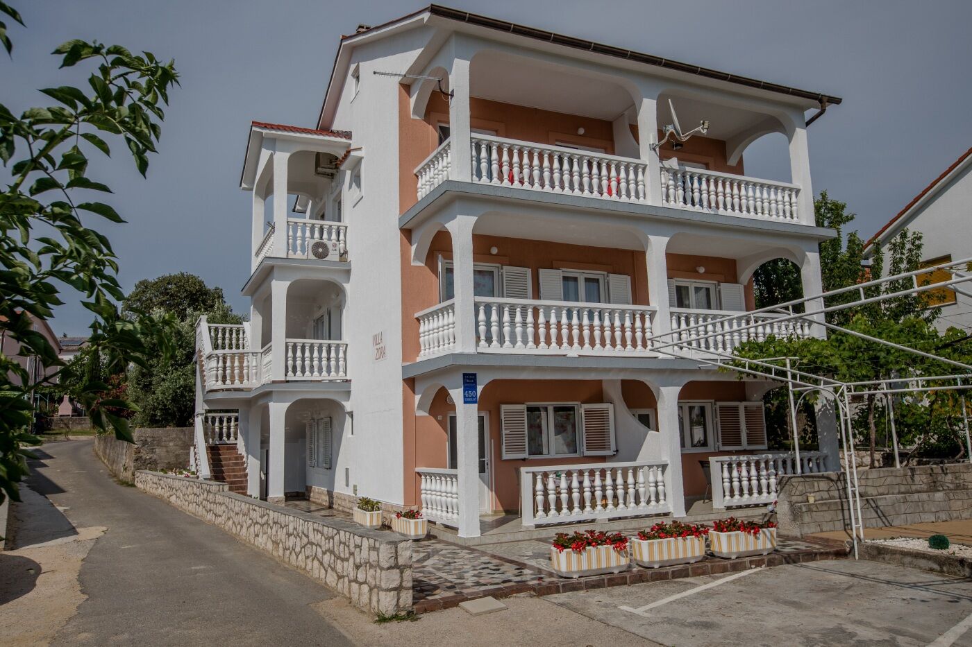 المنشأة من الخارج