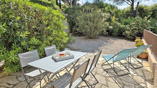 Outdoor dining - Apartment for 4 people – Air conditionning - Swimming pool and tennis – WiFi - Ste Maxime –... (STE MAXIME)