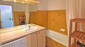 Bathroom - Apartment for 4 people – Air conditionning - Swimming pool and tennis – WiFi - Ste Maxime –... (STE MAXIME)