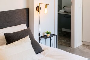 2 habitaciones y tabla de planchar con plancha 