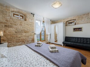 2 bedrooms, in-room safe, iron/ironing board, free WiFi - Villa Casa Antignana with pool in Tinjan, Istria (Tinjan)