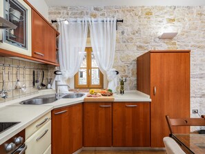 Fridge, oven, dishwasher, coffee/tea maker - Villa Casa Antignana with pool in Tinjan, Istria (Tinjan)