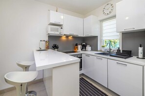 Fridge, oven, stovetop, dishwasher