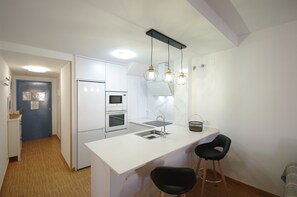 Kjøleskap, mikrobølgeovn, kaffetrakter/tekoker og brødrister