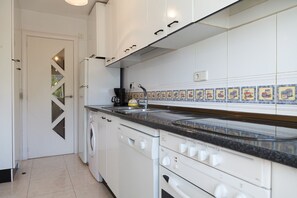 Een koelkast, een magnetron, een oven, een vaatwasser