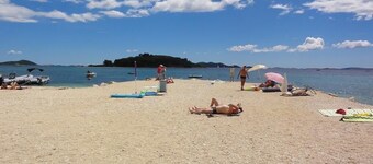 Apartment in Pakoštane with Terrace, Air condition, WIFI, Washing machine (3548-1)