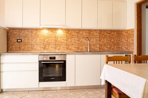 Refrigerador, placa de cocina, lavavajillas, cafetera/tetera