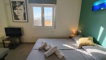 Tabla de planchar con plancha, wifi gratis, ropa de cama