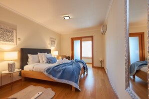 1 habitación, tabla de planchar con plancha y ropa de cama 