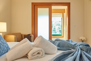 1 quarto, ferros/tábuas de passar roupa, roupa de cama