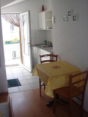 Dining - Studio apartment in Brist with Seaview, Balcony, Air condition, WIFI (4333-2) (Brist)
