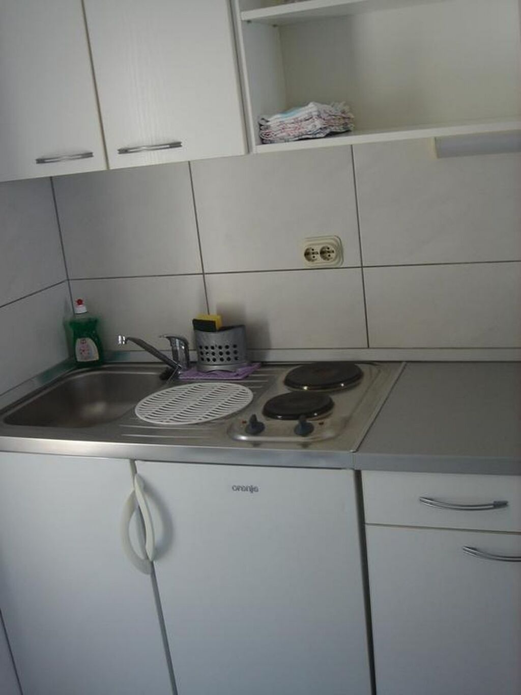 Refrigerador, microondas, tetera eléctrica y utensilios de cocina 