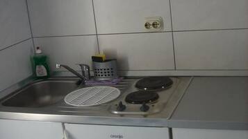 Refrigerador, microondas, tetera eléctrica y utensilios de cocina