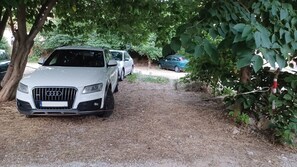 المنطقة المحيطة بالمنشأة