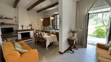 TV, caminetto, lettore DVD