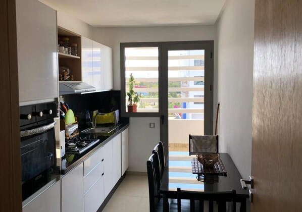 ثلاجة، ميكروويف، فرن، موقد طهي مسطح